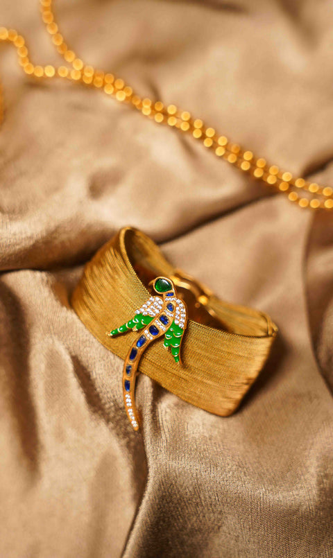 GOLD MESH CUFF WITH BROOCH